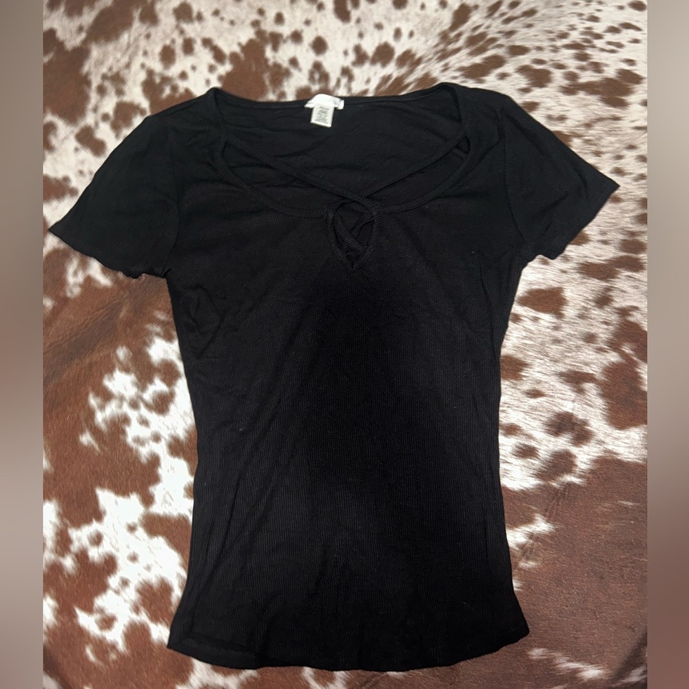 Extremely cute short sleeve medium black t-shirt